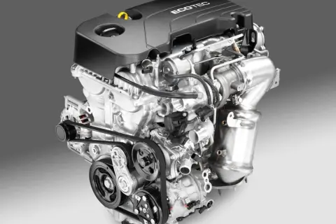 Silnik Opel 1.4 turbo Ecotec z turbosprężarką i paskiem napędowym.