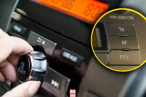 Dłoń kręci pokrętłem głośności w radiu samochodowym. Widać przycisk AF, który pozwala na automatyczne przełączanie częstotliwości.