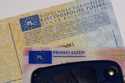 Dowód rejestracyjny z napisem "o2 w dowodzie rejestracyjnym" i prawo jazdy.