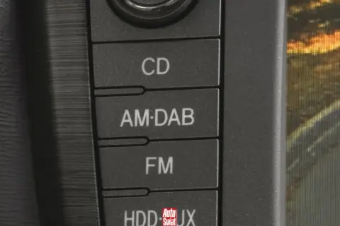 Przyciski radia samochodowego: CD, AM-DAB, FM, HDD/AUX. Czy wiesz, co to dab+? To cyfrowe radio.