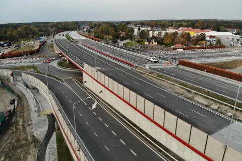 Nowa wschodnia obwodnica Warszawy z wielopoziomowymi węzłami i ekranami akustycznymi.