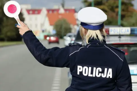 Policjantka kieruje ruchem, przypominając o tym, po jakim czasie kasują się punkty karne.