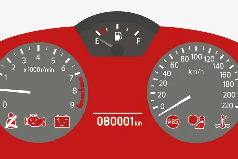 Deska rozdzielcza z kontrolkami: ABS, silnik, akumulator, pasy. Przebieg 80001 km.