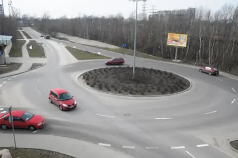 Rondo turbinowe jak jeździć: czerwone samochody bezpiecznie pokonują zakręty.