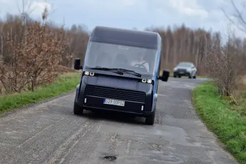 Nowoczesny polski samochód elektryczny na wiejskiej drodze.