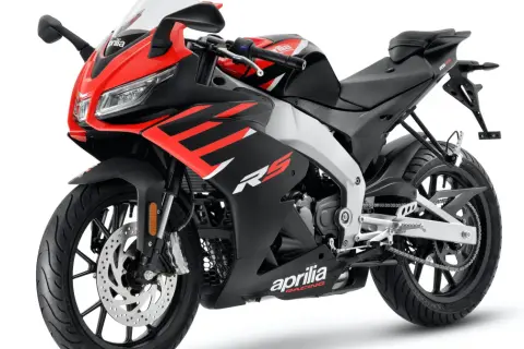 Sportowy motocykl Aprilia RS 125 w czerwono-czarnej kolorystyce. Idealny jako pierwszy motor na kat B.