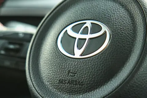 Kierownica z logo Toyota, symbolem marki samochodów. Widoczny napis SRS AIRBAG.