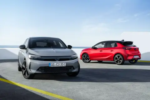 Dwa Ople Corsa: szary z przodu, czerwony z tyłu. Idealne pierwsze auto dla dziewczyny, stylowe i nowoczesne.