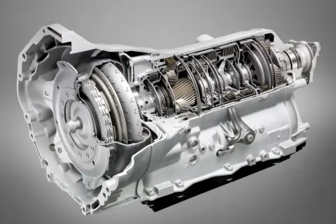 Przekrój skrzyni biegów ZF 8HP, stosowanej w wielu samochodach, ukazujący jej złożoną budowę z kołami zębatymi i elementami sprzęgła.
