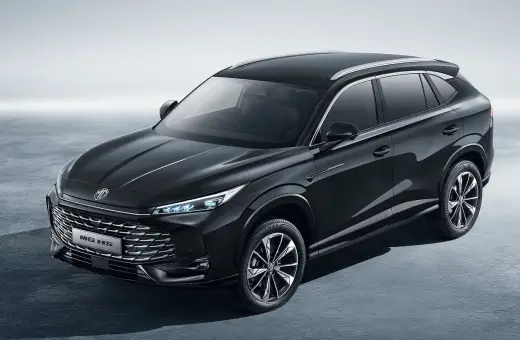 Elegancki, czarny SUV MG HS, jeden z chińskich samochodów marki, prezentuje się nowocześnie z chromowanym grillem i LED-owymi światłami.