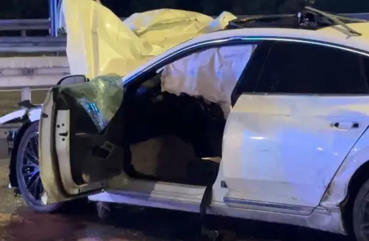 Rozbity biały samochód po wypadku na trasie łazienkowskiej. Wystrzelone poduszki powietrzne, zniszczony przód i drzwi.