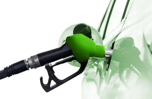 Zielona dysza dystrybutora tankuje samochód. To paliwo diesel, które zasila silniki.