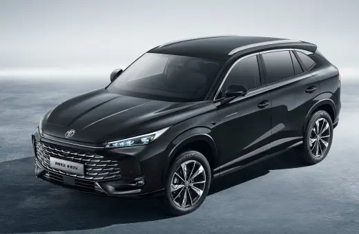 Elegancki, czarny SUV MG HS, jeden z chińskich samochodów marki, prezentuje się nowocześnie z chromowanym grillem i LED-owymi światłami.