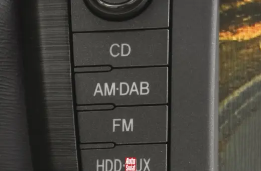 Przyciski radia samochodowego: CD, AM-DAB, FM, HDD/AUX. Czy wiesz, co to dab+? To cyfrowe radio.