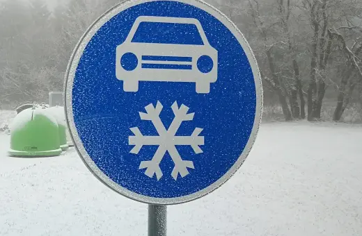 Znak informuje o konieczności używania opon zimowych. Jazda na letnich oponach w zimie jest niebezpieczna.