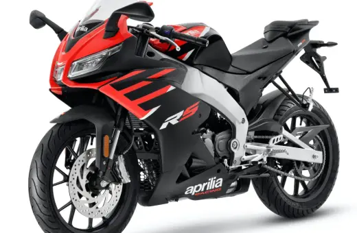Sportowy motocykl Aprilia RS 125 w czerwono-czarnej kolorystyce. Idealny jako pierwszy motor na kat B.