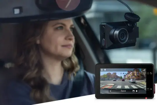 Kamera samochodowa Garmin nagrywa drogę, mimo że zakaz używania kamer samochodowych w Polsce budzi kontrowersje. Widok z kamery i kierowca.