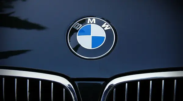 Logo BMW na ciemnym lakierze. To symbol niemieckiej precyzji i innowacji, co oznacza BMW.
