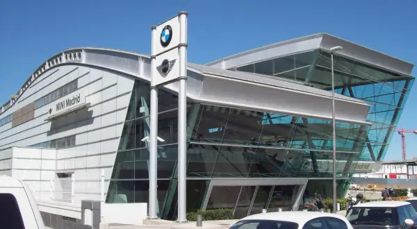 Salon MINI Madrid, część kompleksu BMW, gdzie można sprawdzić akcje serwisowe BMW.