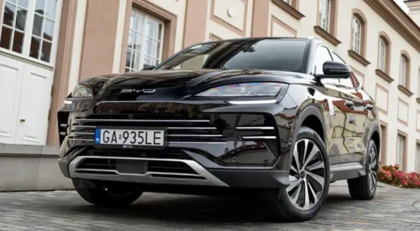 Czarny SUV BYD na brukowanej ulicy. Idealny wybór dla tych, którzy chcą skorzystać z dopłat do samochodów hybrydowych.
