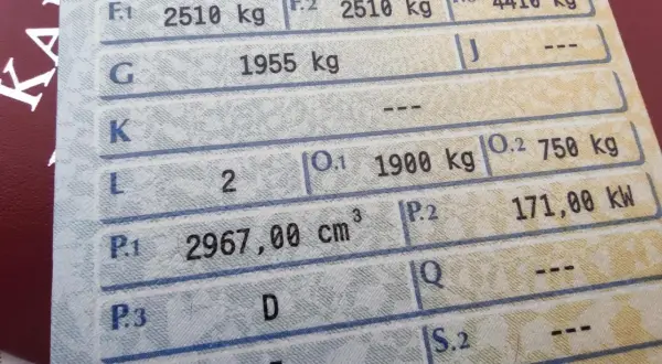 Dowód rejestracyjny pojazdu z widoczną masą całkowitą 2967,00 cm³ (P.1) i innymi danymi technicznymi.