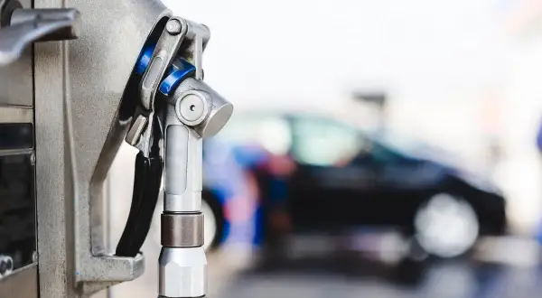 Dystrybutor paliwa, gotowy do tankowania samochodu. Ekologiczne rozwiązanie, jakim jest diesel na gaz, zyskuje na popularności.