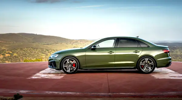 Zielony Audi RS4 na tle krajobrazu. Czy Audi jest drogie w utrzymaniu? Ten model sugeruje, że warto.