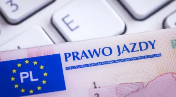Polskie prawo jazdy na tle klawiatury. Dokument ważny w całej Unii Europejskiej, w tym w Czechach.