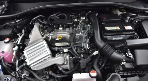 Silnik Toyoty 1.2 turbo, z widocznym intercoolerem i elementami układu dolotowego. Czasem pojawiają się awarie, ale ten silnik jest solidny.