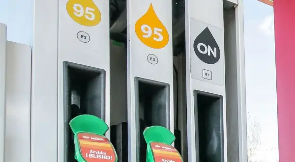 Dylemat: jakie paliwo do samochodu? Na stacji paliw dostępne są dystrybutory z benzyną 95 i olejem napędowym ON.