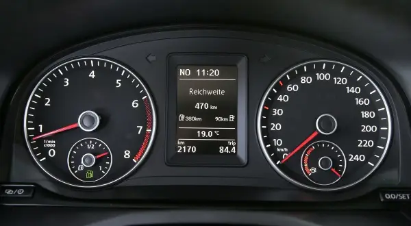 Zegary samochodu pokazują 470 km zasięgu, 2170 km przebiegu i 19°C. Taki przebieg samochodu jest dobry, bo auto jest jeszcze młode.