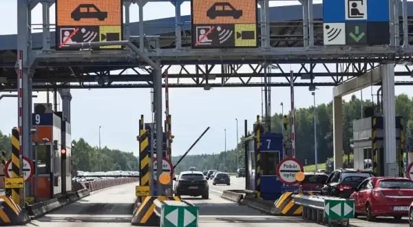 Koniec podróży autostradą A4. Opłaty Katowice-Kraków pobierane na bramkach. Samochody czekają w kolejce.