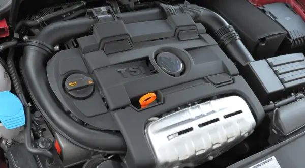 Silnik VW 1.4 TSI z widocznym logo TSI i osłoną.