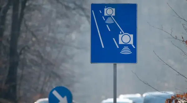 Niebieski znak informuje o odcinkowym pomiarze prędkości na A1. Uważaj na kamery!