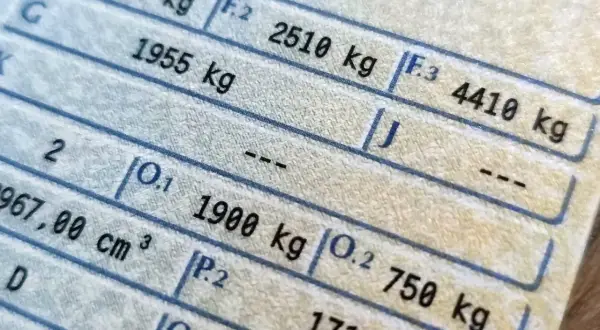 Fragment dowodu rejestracyjnego z danymi pojazdu, m.in. masa całkowita i dopuszczalna ładowność. Brak informacji o rodzaju paliwa w dowodzie rejestracyjnym.