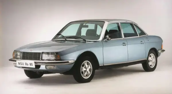 Niebieski sedan NSU Ro 80, znany z innowacyjnego silnika Wankla, w jakich autach stosowano ten nietypowy napęd.