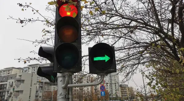 Sygnalizator S2 z zieloną strzałką w prawo. Główny sygnalizator pokazuje czerwone światło, co oznacza zakaz wjazdu.