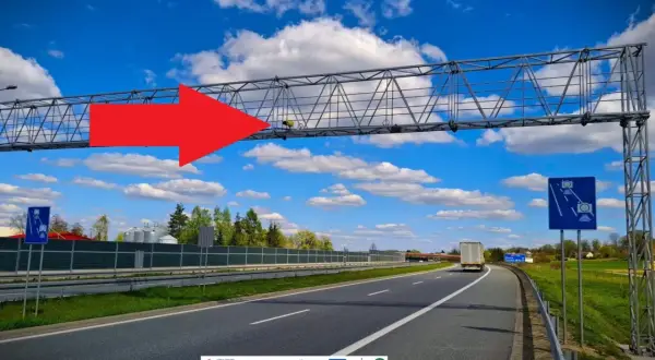 Czerwona strzałka wskazuje na bramownicę z systemem odcinkowego pomiaru prędkości na A4.