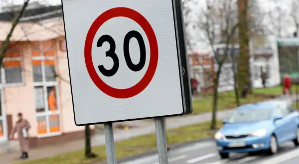 Znak ograniczenia prędkości do 30 km/h. Czy skrzyżowanie odwołuje ograniczenie prędkości? Nie widać tego na znaku.