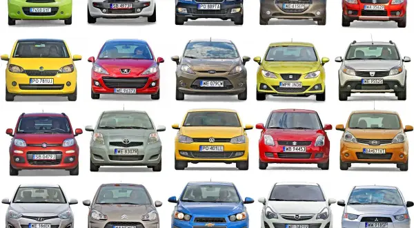 Kobieta wybiera idealny samochód. Wiele kolorowych aut, od zielonego po czerwone, czeka na swoją właścicielkę.