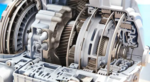 Przekładnia automatyczna w przekroju, pokazująca mechanizm, jak działa automatyczna skrzynia biegów, z widocznymi kołami zębatymi i elementami hydraulicznymi.