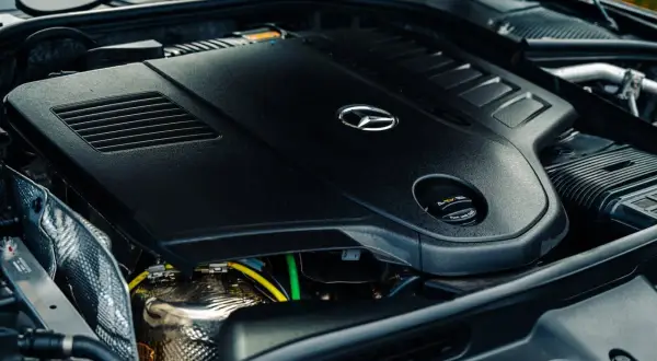 Silnik diesla Mercedes-Benz, idealny do miasta, z logo marki.