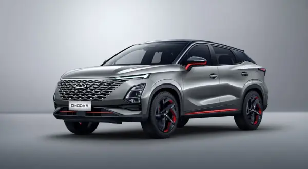 Nowoczesny, srebrny SUV OMODA 5 z czerwonymi akcentami. Omoda co to za marka? To nowy gracz na rynku motoryzacyjnym.