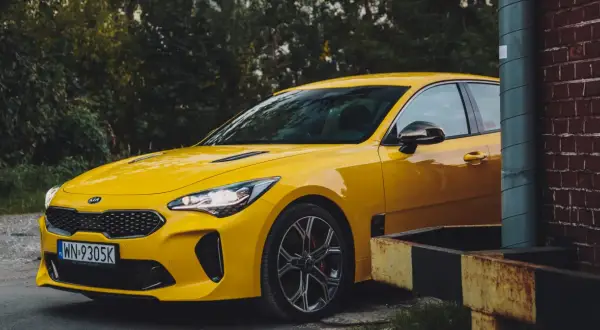 Żółty Kia Stinger, jeden z tych trudnych marek samochodów, które zaskakują osiągami.
