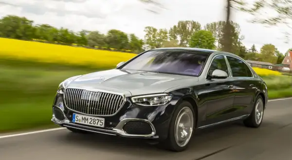 Lśniący, dwukolorowy Mercedes-Maybach S-Class, prawdopodobnie najdroższe auto w Polsce, sunie po drodze wśród kwitnących pól rzepaku.