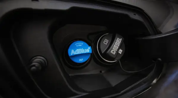 Dwa korki wlewu paliwa: niebieski z napisem AdBlue i DEF, czarny z napisem Diesel. AdBlue do jakich samochodów? Do diesli!