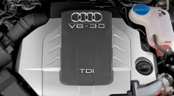 Silnik V6 3.0 TDI Audi. Widoczny rozrząd i elementy układu chłodzenia.