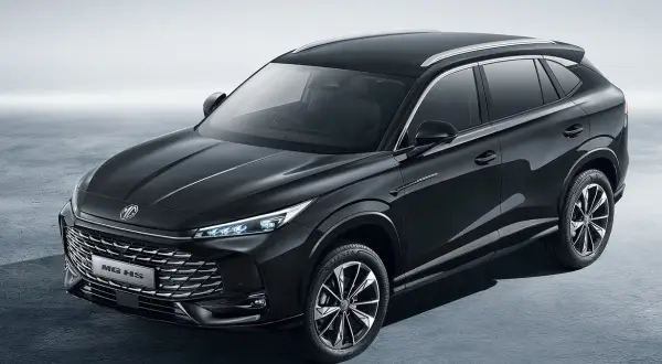 Elegancki, czarny SUV MG HS, jeden z chińskich samochodów marki, prezentuje się nowocześnie z chromowanym grillem i LED-owymi światłami.