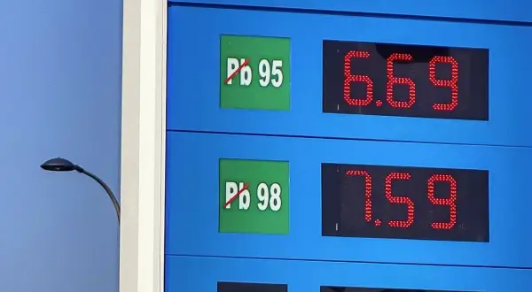 Cena benzyny 95 na tablicy to 6.69. Obok widnieje oznaczenie Pb 98 za 7.59.