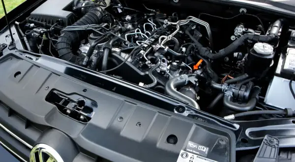 Silnik 2.0 TDI CR z widocznymi przewodami paliwowymi i elementami układu dolotowego.